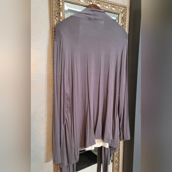 Grey and ivory top - Picture 2 of 4